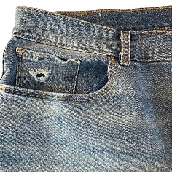 Levi's Bermuda Denim Jean Shorts Size 33 Slightly Distressed Summer Vacation - Picture 4 of 11